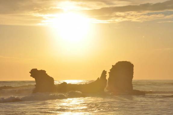 Magnífico entardecer na praia de El Tunco, na Costa del Balsamo, litoral de El Salvador